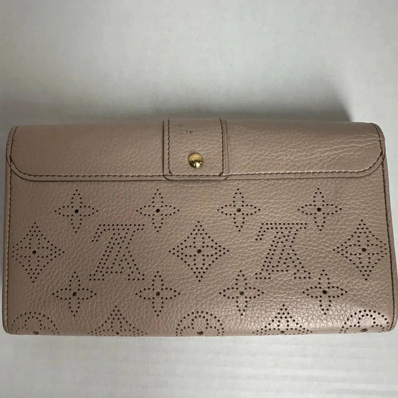 Authentic LOUIS VUITTON Mahina Amelia Wallet Beige Opal w/COA - Picture 9 of 15